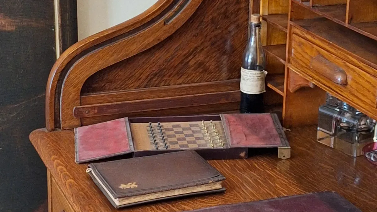 Farmhouse Office Desk Features